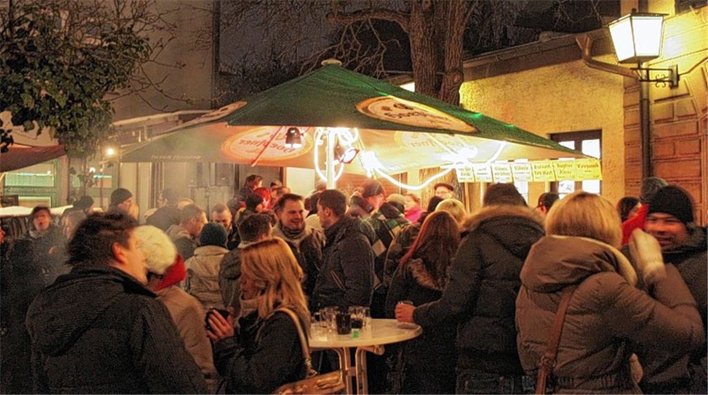 Gute Stimmung bei den Facebook-Freunden: Jüngere und ältere Anhänger der im November gegründeten Mühlacker Community treffen sich vor der „Kloinen Kelter“ in der Stadtmitte.