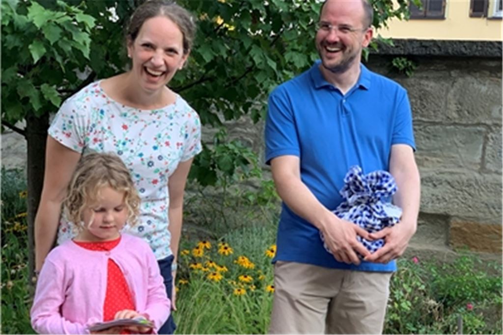 Gute Stimmung bei der Begrüßung von Pfarrer Tobias Wacker und Familie in Illingen. Fotos: privat
