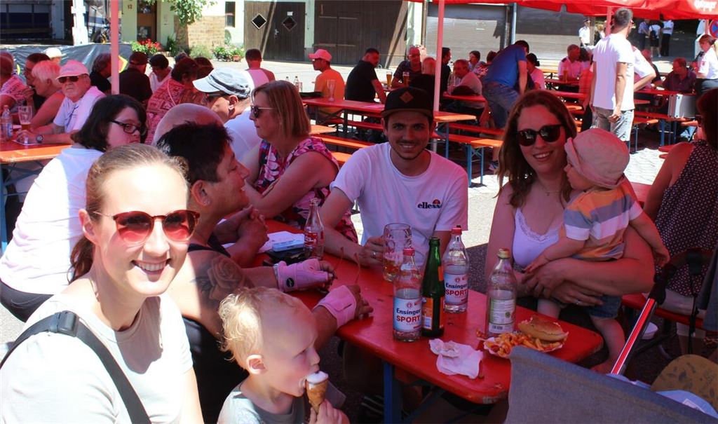 Gute Stimmung beim Jubiläumsfest der Feuerwehr. Foto: Gießler
