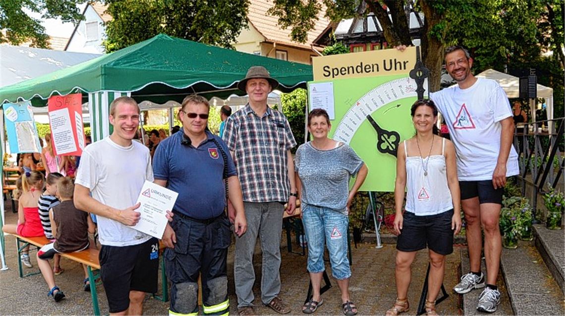 Gute Stimmung herrscht am Start und Ziel des Sponsorenlaufs (v. li.): Läufer Aaron Combe, Feuerwehrkommandant Jürgen Braun, Sponsor Peter Landgraf, die Ideengeber Kerstin Arnold und Andrea Stark und Kirchengemeinderat Stefan Huschitt von der Initiative „Turmretter“. 34000 Euro wurden zu Beginn der Aktion noch für die Sanierung benötigt, wie die Spenden-Uhr auswies.
