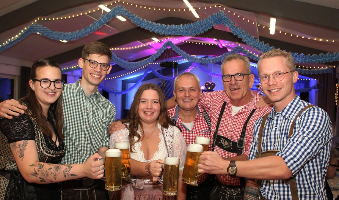 Gute Stimmung herrscht bei der Oktobergaudi des Mühlacker Musikvereins bei den Gastgebern (v.li.) Lisa Wallinger, Paul Rapp, Lara Schuster, Markus Rößle, Bernd Pföhler und beim Vorsitzenden Paul Renner. Foto: Prokoph