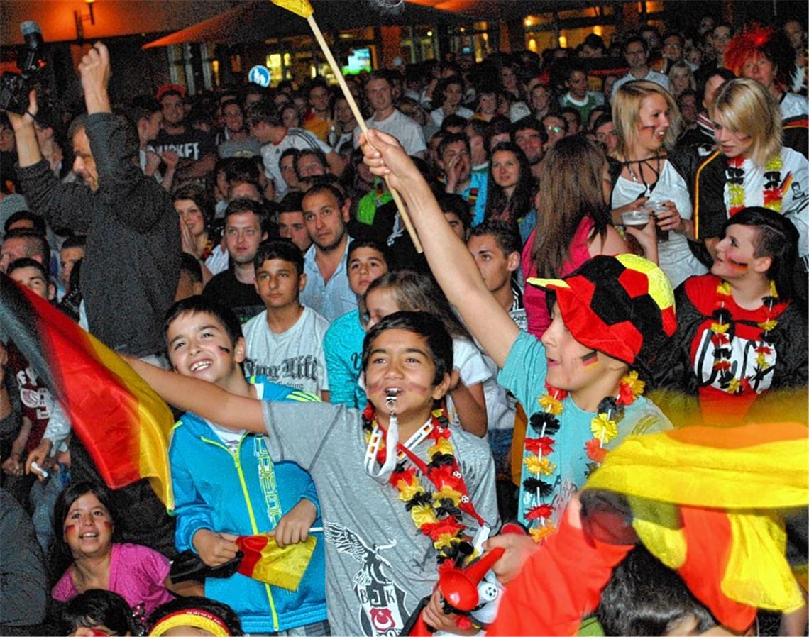 Gute Stimmung herrscht beim Public Viewing auf dem Kelterplatz Mühlacker.
