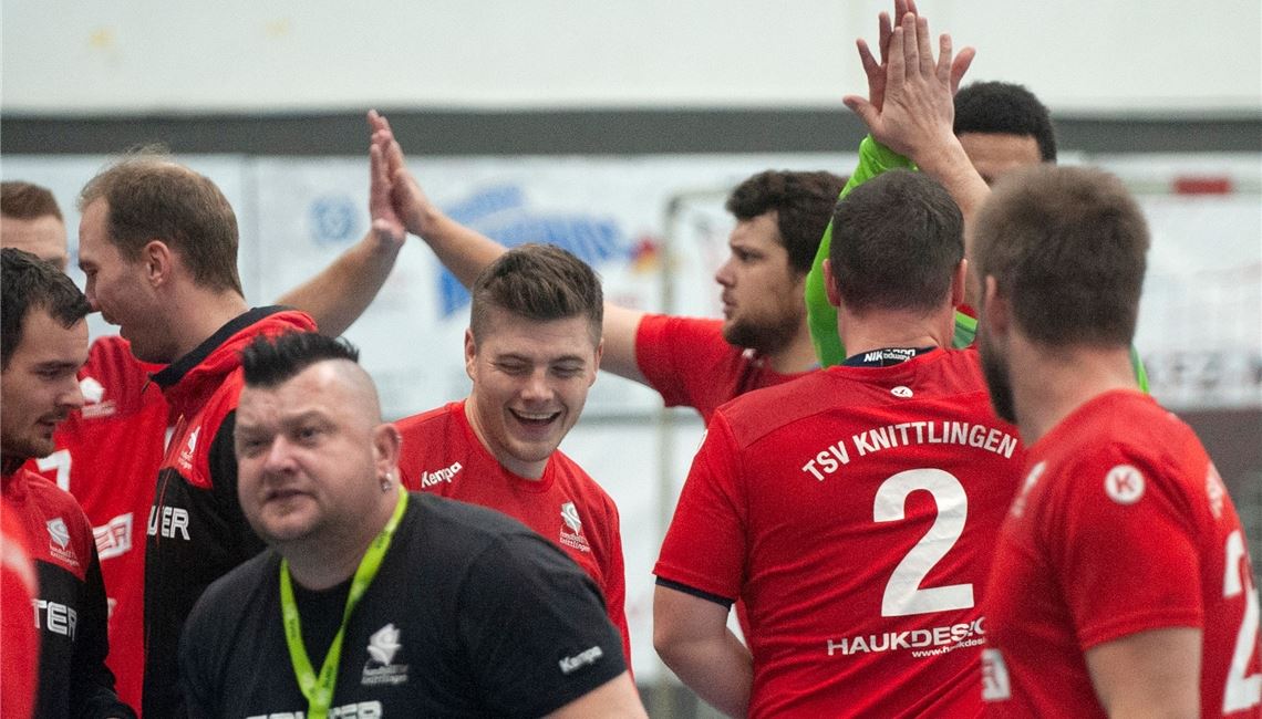 Gute Stimmung nach dem Heimsieg gegen den Neuthard: Der TSV Knittlingen hat bisher noch kein Landesliga-Spiel verloren und gute Chancen auf den Aufstieg. Foto: Fotomoment