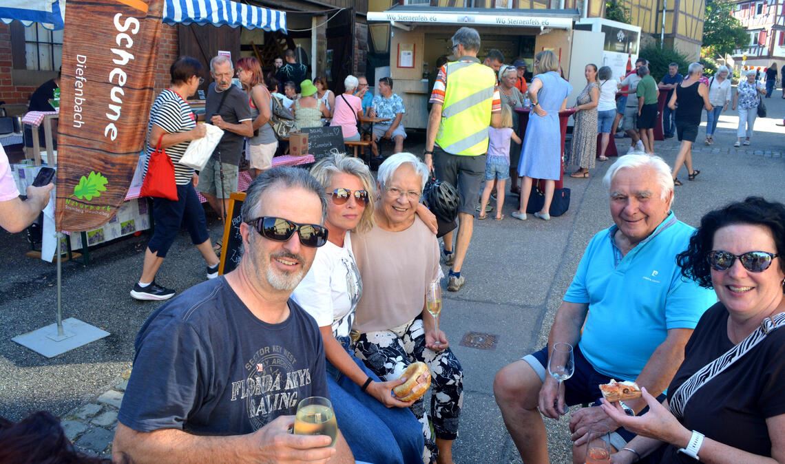 Gute Stimmung nicht nur in, sondern auch vor der Diefenbacher „GenussScheune“: Die Kombination aus regionalem Markt und gemütlichem Treff kommt bestens an. Fotos: Stahlfeld