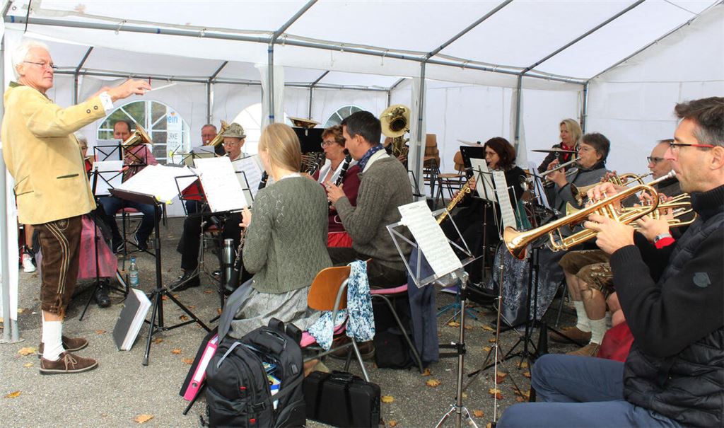 Gute Stimmung verbreiten die Polkafreunde unter der Leitung von Manfred Pfau beim Enzberger Oktoberfest. Foto: Prokoph