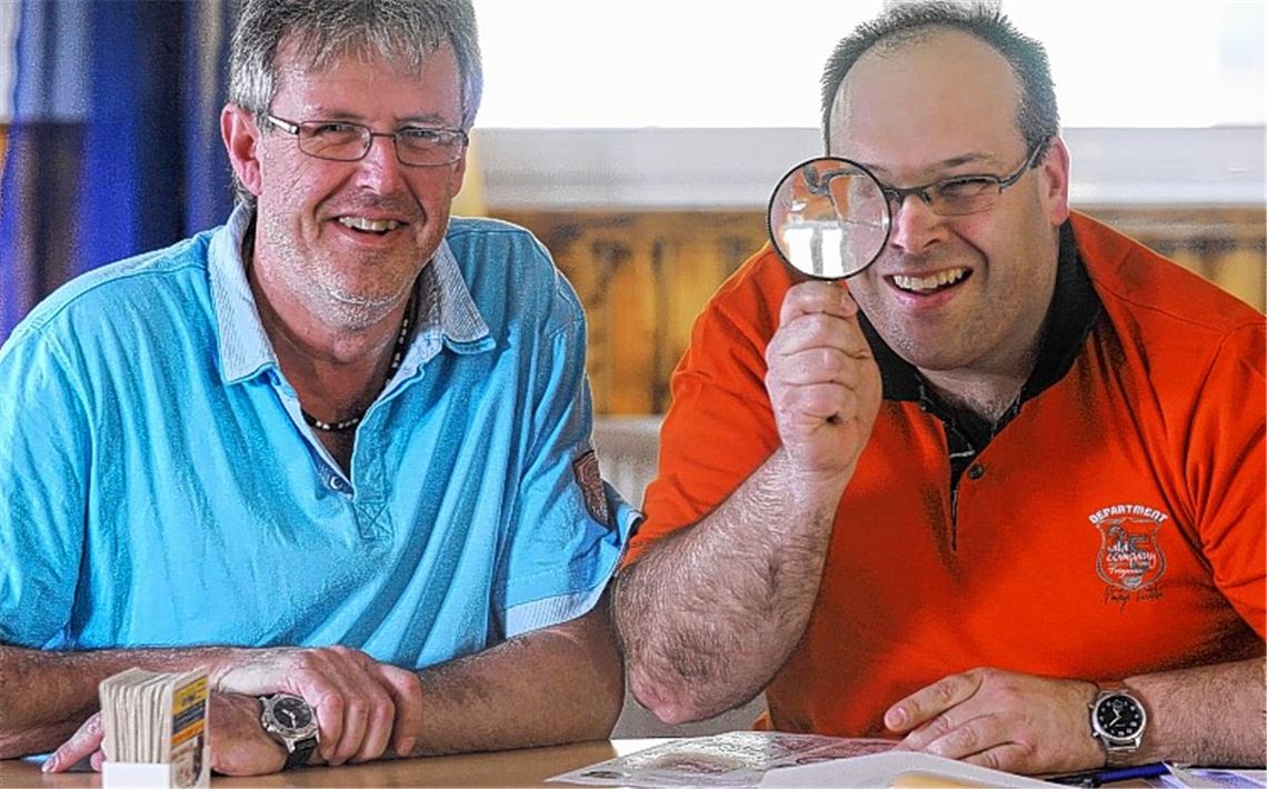 Gute Vorbereitung ist bei einer Orientierungsfahrt die halbe Miete: Thomas Hauck aus Enzberg (li.) und sein Partner Steffen Renz aus Mühlacker, studieren die Karten und Aufgaben, um die nach ihrer Ansicht richtige Fahrstrecke festzulegen. Foto: Fotomoment
