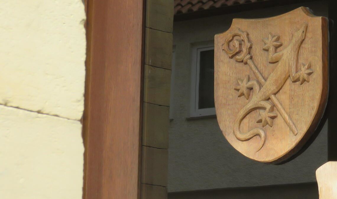 Gute Wünsche aus der Nachbarschaft und das Ötisheimer Wappen werden den neuen Bürgermeister begleiten. Foto: Archiv