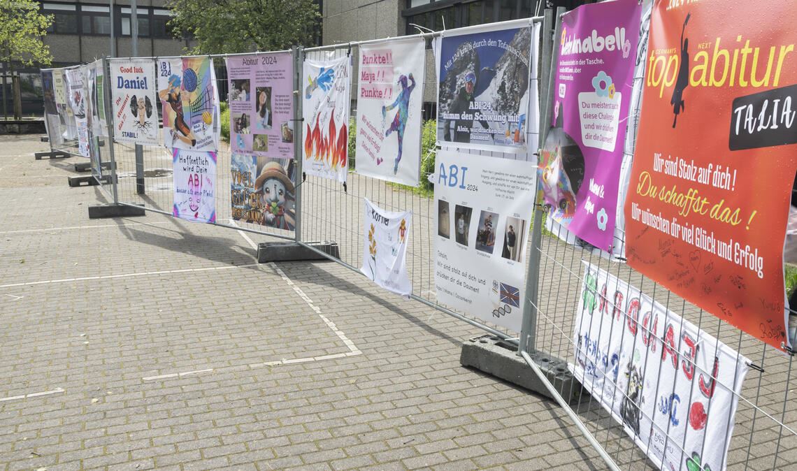 Gute Wünsche zum Abitur sind auch am Mühlacker Theodor-Heuss-Gymnasium zu sehen. Foto: Fotomoment