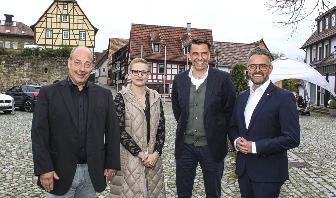 Guter Dinge über die Nutzung der Pforzheimer Heinrich-Wieland-Schule sind bei der Hauptversammlung der Elektro-Innung in Ötisheim Obermeister Andreas Kling, Geschäftsführerin Catarina Haberstroh, Kreishandwerksmeister Frank Herrmann und Pforzheims Oberbürgermeister Peter Boch (v.li.). Foto: Prokoph