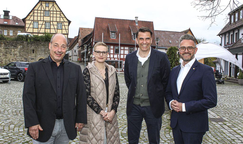 Guter Dinge über die Nutzung der Pforzheimer Heinrich-Wieland-Schule sind bei der Hauptversammlung der Elektro-Innung in Ötisheim Obermeister Andreas Kling, Geschäftsführerin Catarina Haberstroh, Kreishandwerksmeister Frank Herrmann und Pforzheims Oberbürgermeister Peter Boch (v.li.). Foto: Prokoph