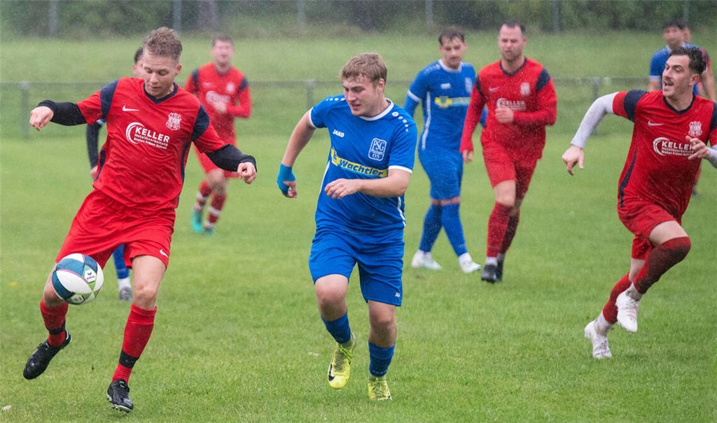 Gutes Spiel auf tiefem Platz: Der bisherige Dritte TSV Ötisheim (in Rot) trifft auf den Tabellenführer PSG Pforzheim. Foto: Fotomoment
