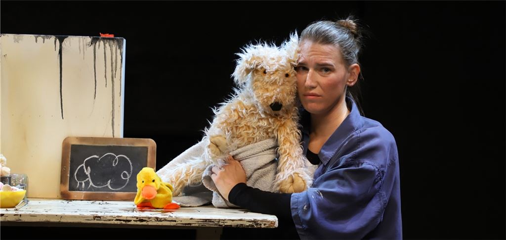 Gutes Team: Mona alias Myriam Rossbach und ihr Hund. Foto: Theater Pforzheim/Sabine Haymann