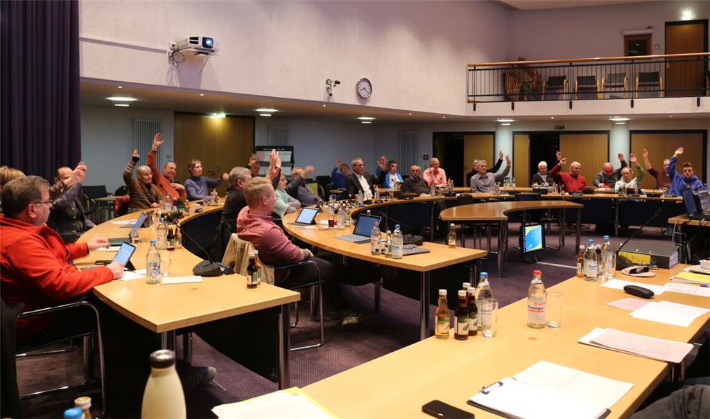 Gutes Zeichen: Ohne Gegenstimmen oder Enthaltungen stimmen die Mühlacker Gemeinderätinnen und Gemeinderäte für den Etat des Jahres 2023. Foto: Deeg