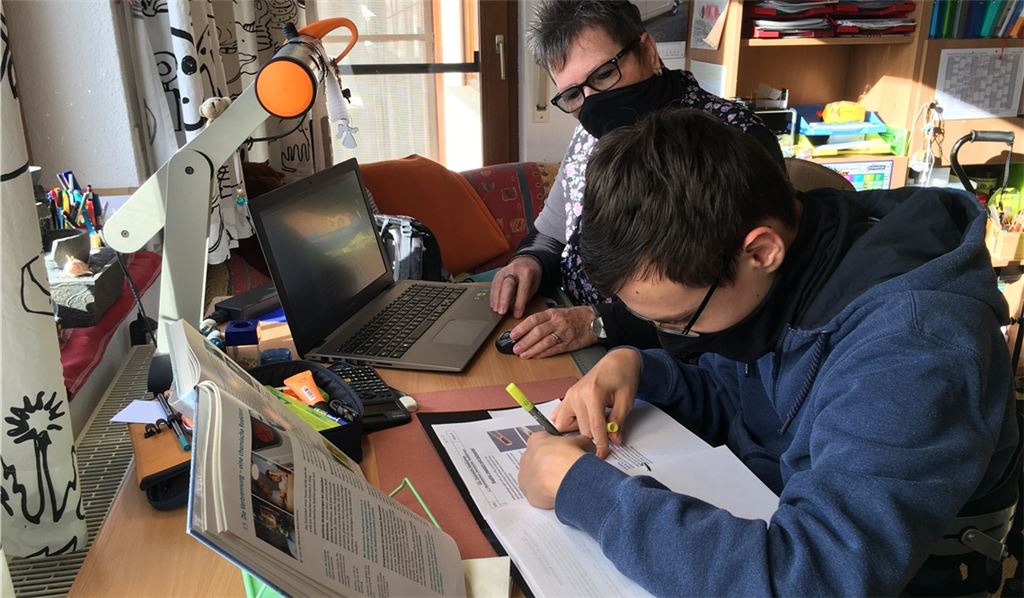 Gymnasiast Paul und seine Schulbegleiterin Susanne Gann sind auch während des aktuellen Homeschoolings intensiv mit dem schulischen Lernstoff beschäftigt. privat
