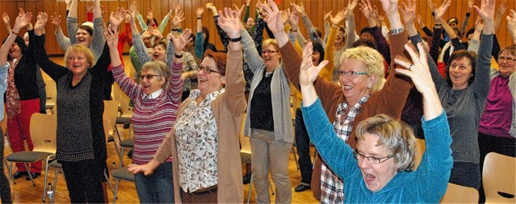 Gymnastik ist gut für die Stimme: Die 90 Sängerinnen beim Tag der Frauenstimme sind mit vollem Einsatz bei der Sache.Foto: Stahlfeld