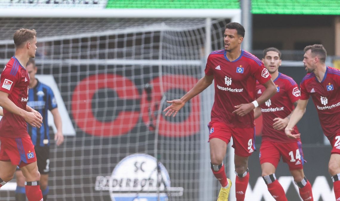 HSV-Torschütze Robert Glatzel (3.v.r) feiert seinen Treffer zum zwischenzeitlichen 1:1 mit Miro Muheim (l), Ludovit Reis (2.v.r) und Jonas Meffert (r).