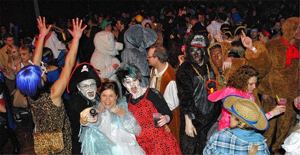 Haben es in die Halle geschafft: Insgesamt feiern rund 450 Gäste beim Turnkraftwerk in Lomersheim.