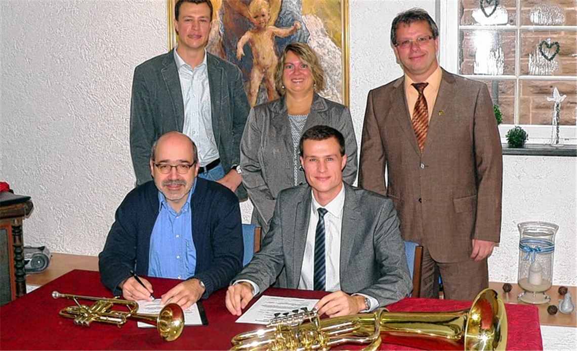 Haben ihre Vereine vorangebracht und sind mit ihrem Einsatz Vorbilder der Gesellschaft: Frank Duss (sitzend rechts), der als Vorsitzender der Stadtkapelle einen Kooperationsvertrag mit der Maulbronner Schule am Silahopp unterzeichnet, sowie Else Burkhardt, die sich über Jahrzehnte für den TSV Zaisersweiher eingesetzt hat und auch heute noch mit viel Herzblut im Verein aktiv ist. 