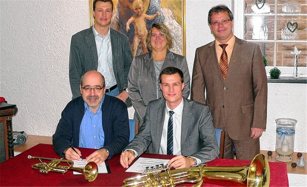 Haben ihre Vereine vorangebracht und sind mit ihrem Einsatz Vorbilder der Gesellschaft: Frank Duss (sitzend rechts), der als Vorsitzender der Stadtkapelle einen Kooperationsvertrag mit der Maulbronner Schule am Silahopp unterzeichnet, sowie Else Burkhardt, die sich über Jahrzehnte für den TSV Zaisersweiher eingesetzt hat und auch heute noch mit viel Herzblut im Verein aktiv ist. 