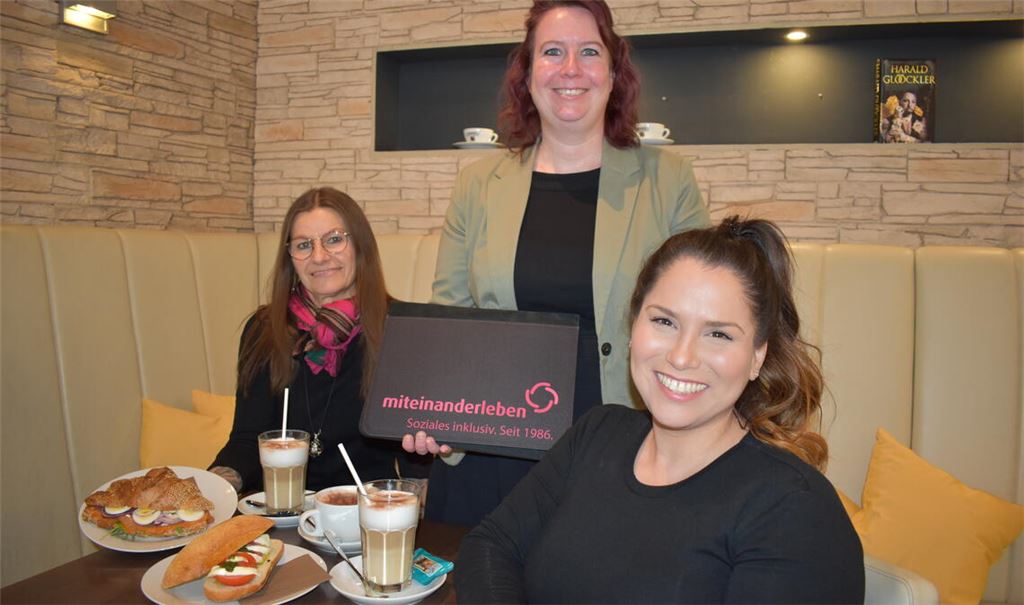 Haben immer ein Lächeln für ihre Kundschaft parat: Die beiden Teamleiterinnen des Café 19, Nicole Hartmann und Waleswka Nino (li. und re.), sowie Maren Bieberich, stellvertretende Geschäftsführerin von Miteinanderleben. Foto: Bischoff-Krappel