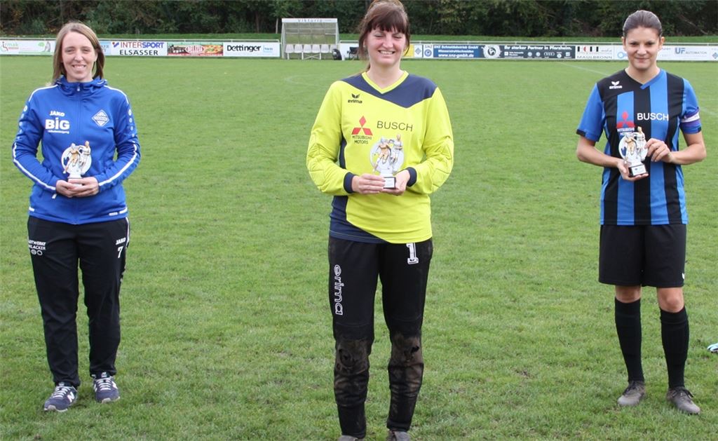 Haben jeweils 300 Spiele absolviert: Sina Wieberneit (v. li), Janina Herzog und Alexandra Gleich.