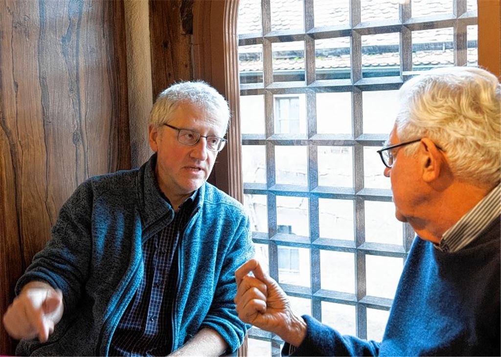 Haben kleinere Buchläden eine Zukunft? Frank Händle (re.) befragt für das Mühlacker Tagblatt den Maulbronner Buchhändler Dr. Reto Krüger.privat