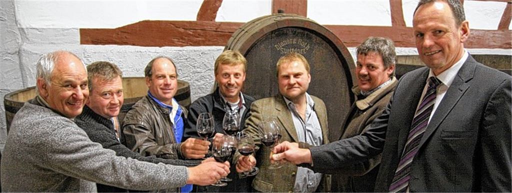 Haben mit der Genossenschaft Weinkultur Westlicher Stromberg eine weitreichende Kooperation begründet: die Vorstandsriege Karl Schäfer von der WG Sternenfels(v.li.), Dieter Epple (WG Freudenstein-Hohenklingen), Ulrich Heckele (WG Oberderdingen), Martin Werthwein (WG Diefenbach), Markus Scholl (WG Knittlingen) und der Bevollmächtigte der neuen Genossenschaft, Karlheinz Hofmann. Mit auf dem Bild ist Armin Doll vom Genossenschaftsverband Baden-Württemberg, der ein Gutachten für die Wengerter erstellen wird, das die Potenziale einer Fusion der WGs untersuchen soll.