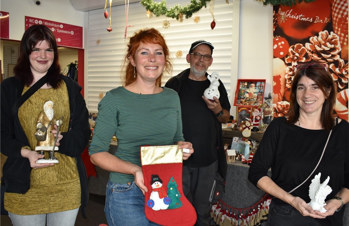 Haben schon allerlei Weihnachtsartikel für die Kunden des Gebrauchtwarenkaufhauses mlkauf in Pforzheim vorbereitet (v.li.): Ingrid Negru, Nicola Kurz, Alexander Stoll und Melanie Salvemini. Foto: Bischoff-Krappel