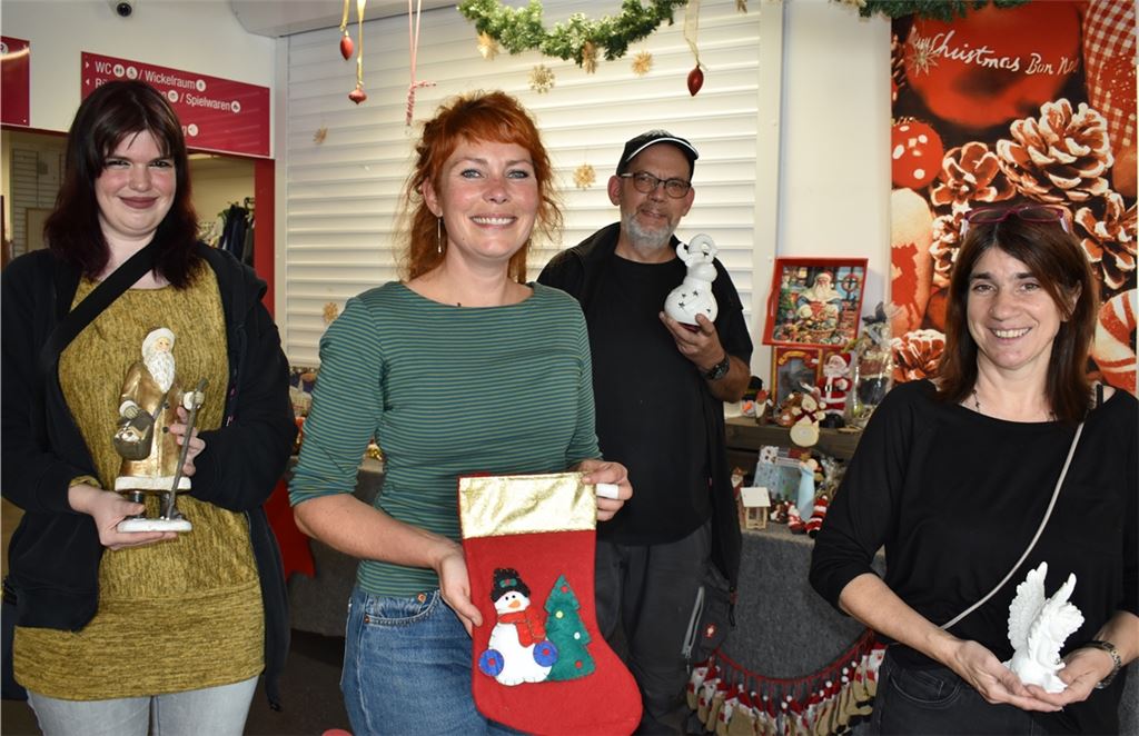 Haben schon allerlei Weihnachtsartikel für die Kunden des Gebrauchtwarenkaufhauses mlkauf in Pforzheim vorbereitet (v.li.): Ingrid Negru, Nicola Kurz, Alexander Stoll und Melanie Salvemini. Foto: Bischoff-Krappel
