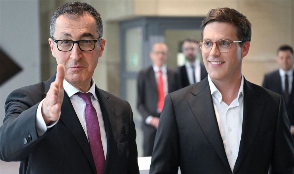 Haben sich auf einen Koalitionsvertrag geeinigt: Cem Özdemir (Grüne) und Manuel Hagel (CDU) (Archivbild).