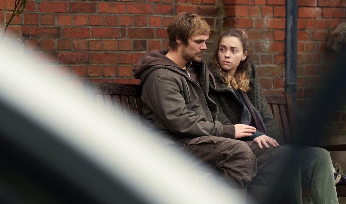 Haben sich ihr Leben anders vorgestellt: Frauke (Ronja Herberich, r.) und Sven (Henning Flüsloh, l.).