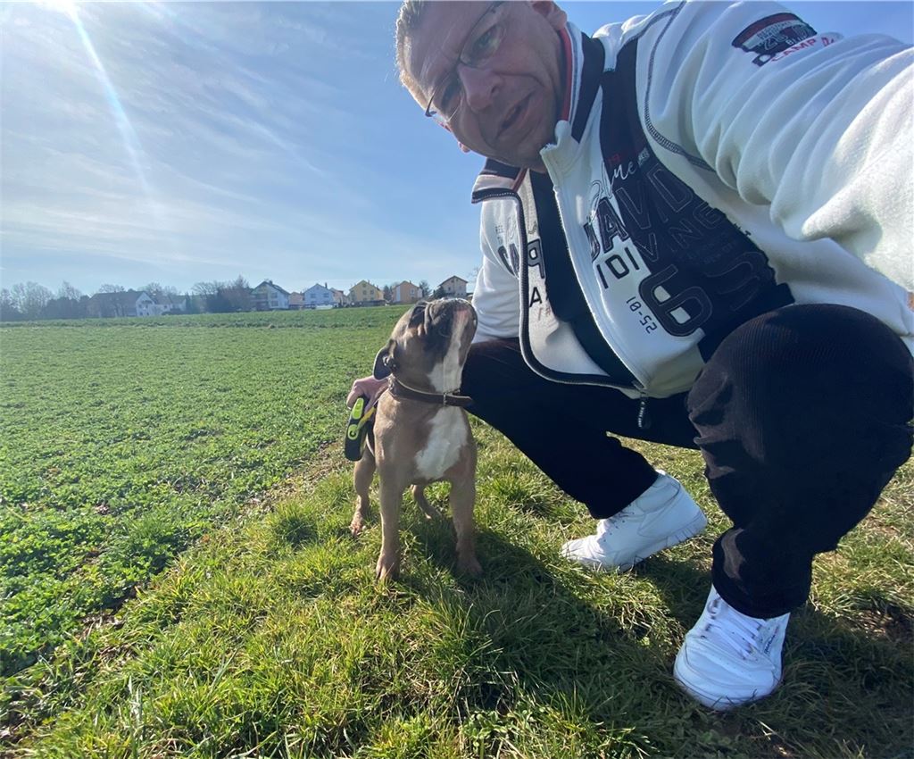 Haben sich schnell angefreundet: Bürgermeister Michael Schmidt und Bully. Foto: Dietrich