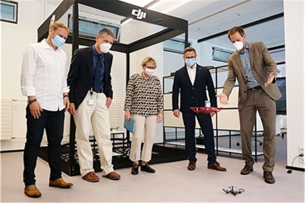 Haben sichtlich Spaß an den Drohnen im neuen Medienzentrum: Leiter Karl-Heinz Nagel, Enzkreis-Dezernent Frank Stephan, Amtsleiterin Marion Trenz, OB Peter Boch und Landrat Bastian Rosenau (v. li.). Foto: Friedrich