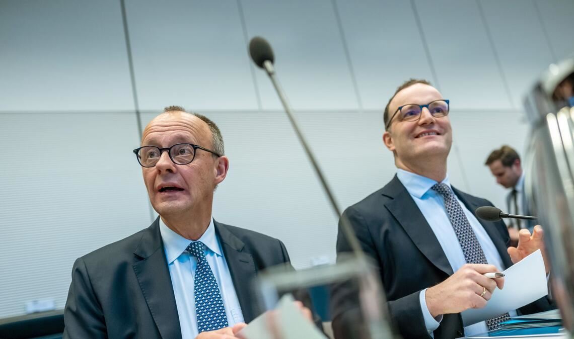 Haben sie ihre Truppen im Griff? Kanzler Friedrich Merz (links) und Jens Spahn, Chef der Unionsfraktion.