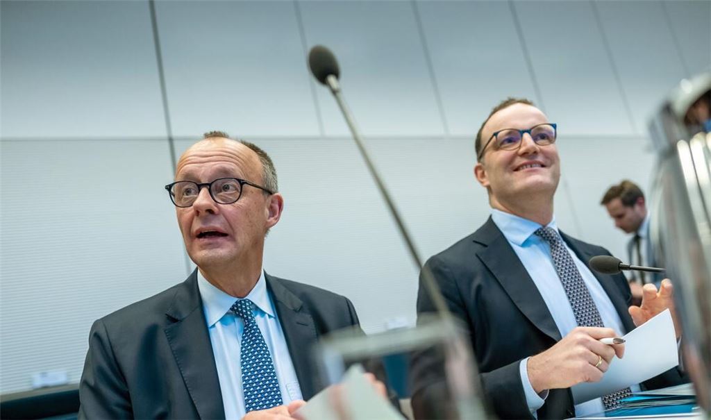 Haben sie ihre Truppen im Griff? Kanzler Friedrich Merz (links) und Jens Spahn, Chef der Unionsfraktion.