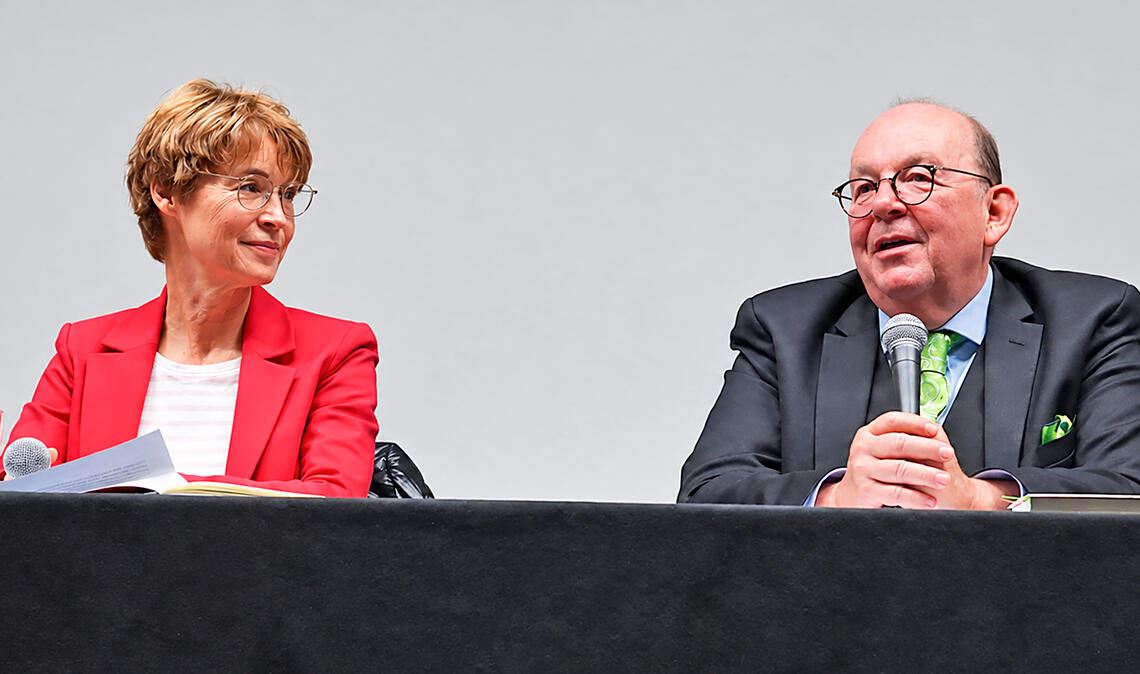 Haben unterschiedliche Vorlieben beim Essen, sind aber ein eingespieltes Team auf der Bühne: Denis Scheck und Eva Gritzmann bei ihrem Besuch in Knittlingen. Foto: Archiv