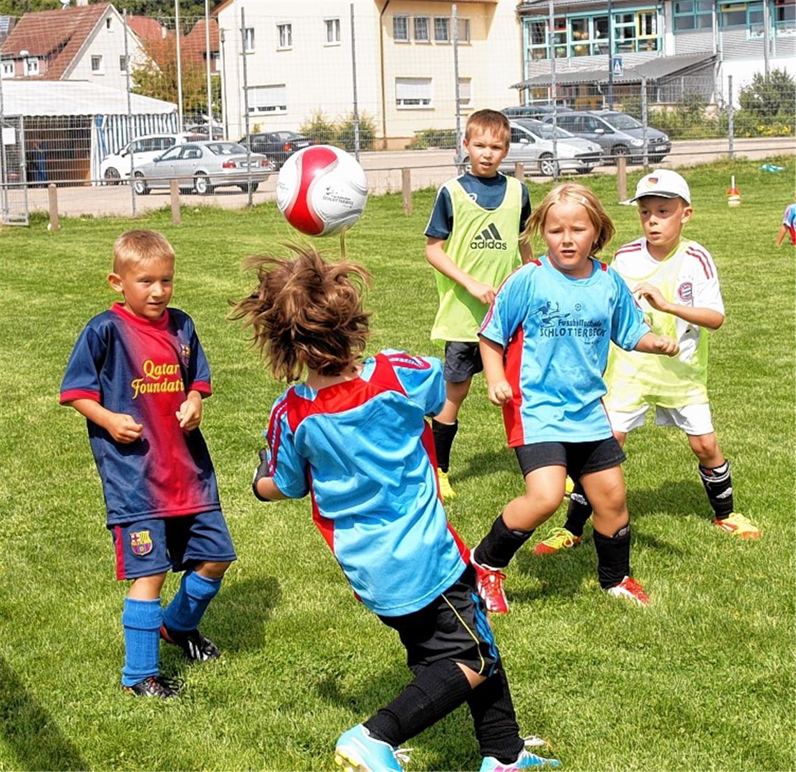 Hacke, Spitze und dann per Kopf: Beim Fußballcamp in Lienzingen können die Nachwuchsfußballer bei Turnieren zeigen, was sie kurz zuvor in konzentrierten Einheiten gelernt haben. 