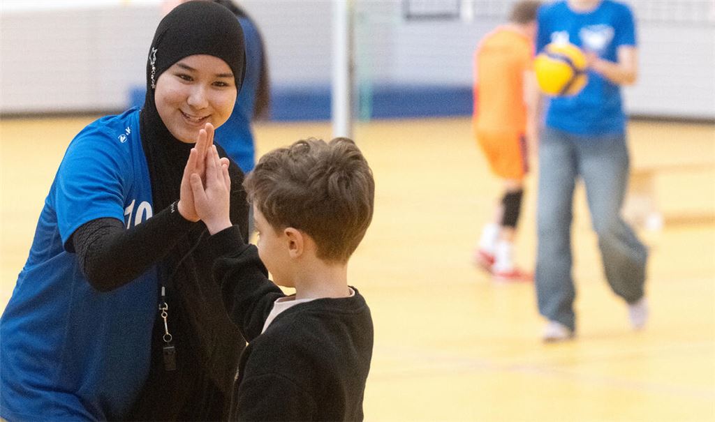 Hadia Asma beim Training mit den Kindern der Volleyball-Abteilung des TV Mühlacker. Der Sport im Verein hilft, Grenzen zu überwinden. Fotos: Fotomoment