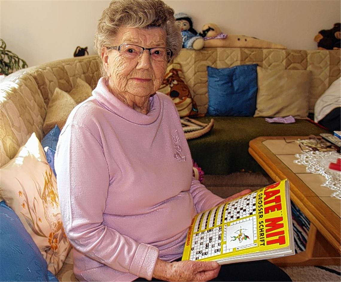Hält sich mit Rätselraten geistig fit: Erika Buhl feiert heute ihren 90. Geburtstag.