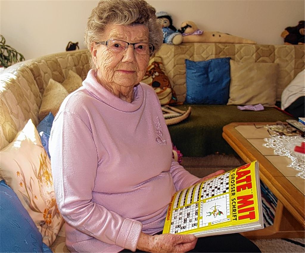 Hält sich mit Rätselraten geistig fit: Erika Buhl feiert heute ihren 90. Geburtstag.