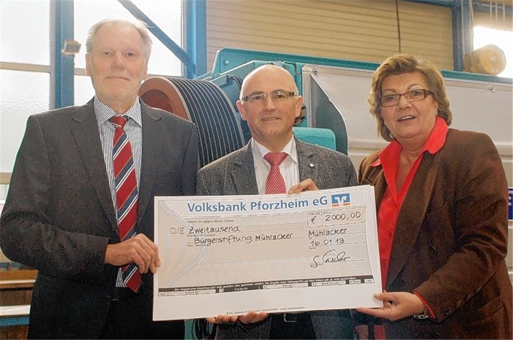Händle-Geschäftsführer Gerhard Fischer (Mitte) übergibt eine 2000-Euro-Spende für die Bürgerstiftung an die Vorstandsmitglieder Ursula Schaier und Wolf-Dieter Fuchslocher.