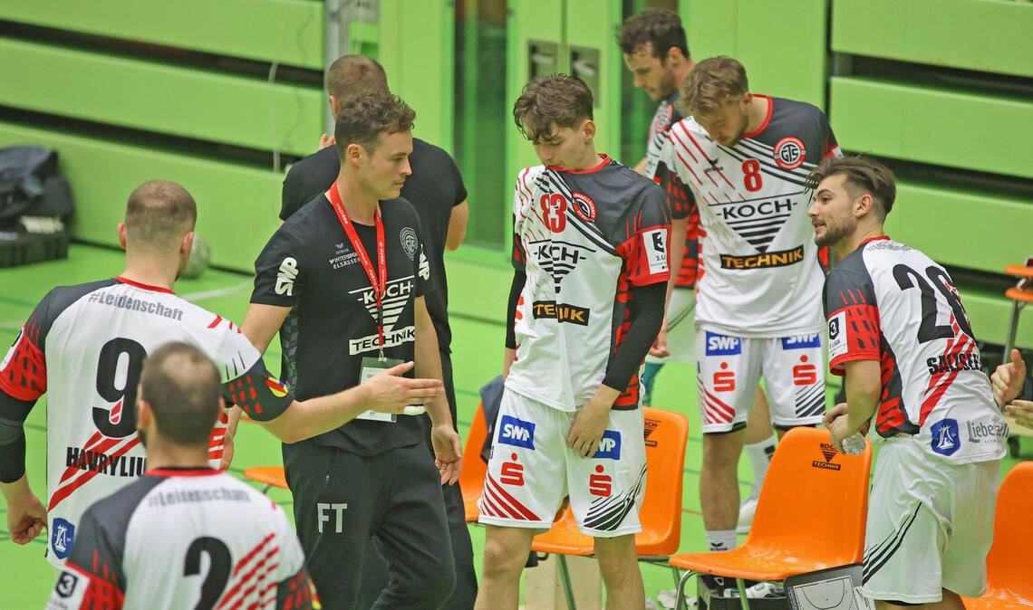 Hängende Köpfe bei TGS-Trainer Florian Taafel (li.) und seinem Team. Foto: Müller