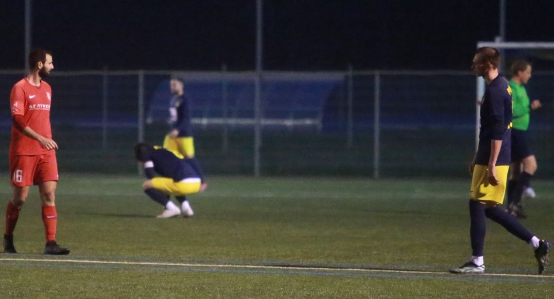 Hängende Köpfe bei den Spielern des TSV Phönix Lomersheim im Spiel gegen die kroatische Mannschaft aus Bietigheim – hier kurz nach dem 3:0 für die Gäste. Fotos: Huber