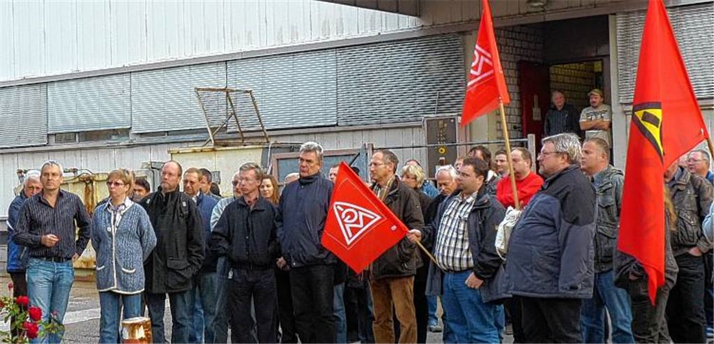 Hängende Köpfe und Fahnen auf Halbmast: Der Elektronikkonzern Thales schließt den Standort Pforzheim. Die 400 Mitarbeiter sind bitter enttäuscht.