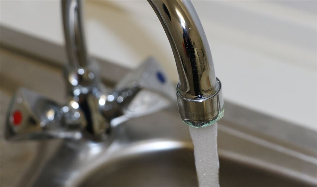 Härteres Wasser ist oft das schmackhaftere Nass, doch da Kalkablagerungen für viele Geräte problematisch sind, wählt etwa die Gemeinde Ötisheim den Mittelweg. Foto: Willimek