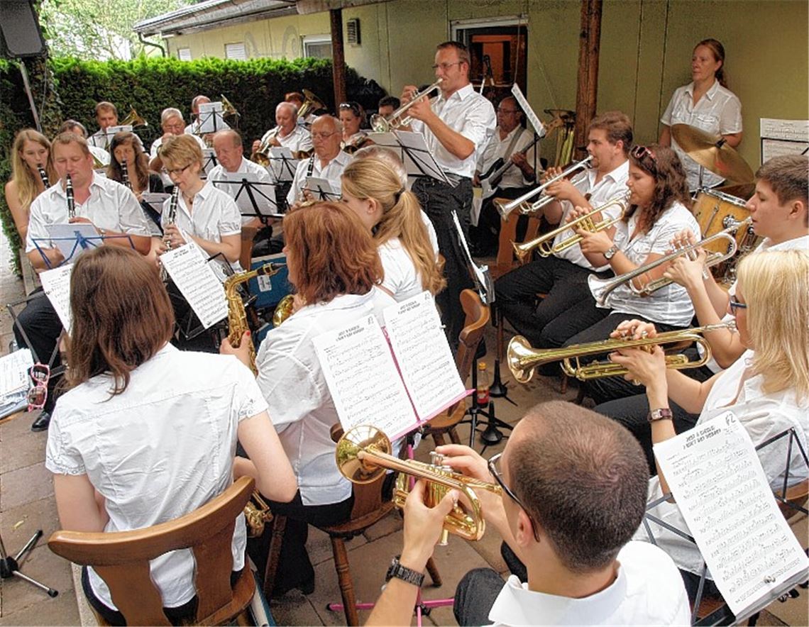 Härtetest: Bei schwülwarmer Witterung muss auch das Blasorchester des Musikvereins Mühlacker die eine oder andere Verschnaufpause mehr einlegen.