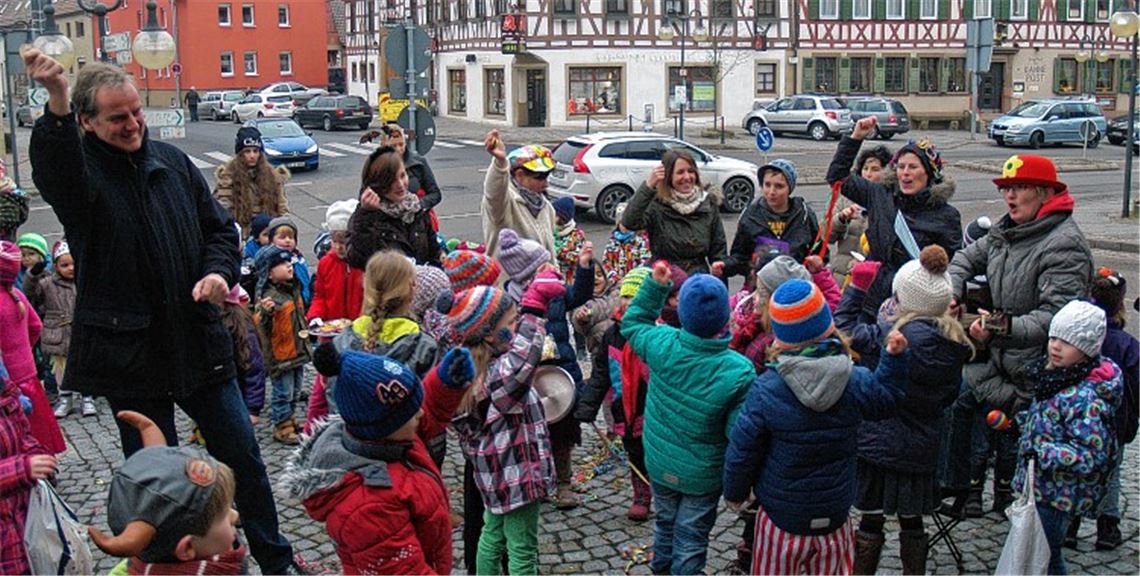 „Häuptling“ Heinz-Peter Hopp (li.) mischt sich unter das Narrenvolk. Foto: Filitz