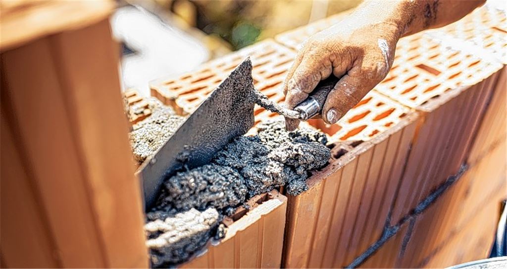 Häuschen im Grünen? Experte Stefan Flaig plädiert an die Kommune(n), den Fokus stattdessen auf Seniorenwohnungen und preiswerte Mietwohnungen zu richten.Hoda Bogdan- stock.adobe.com