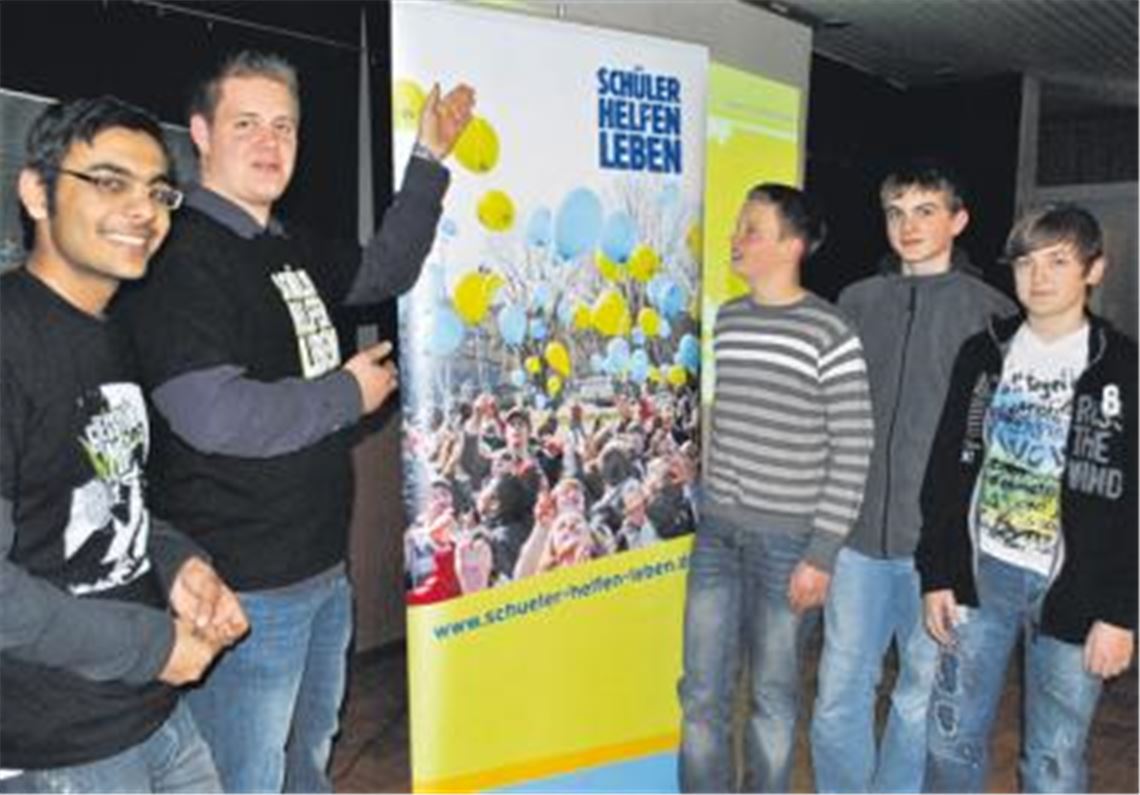 Hafeez Majoka und Daniel Duncker (v. li.) informieren die Mühlacker Gymnasiasten über das Projekt Schüler Helfen Leben. Foto: Stahlfeld