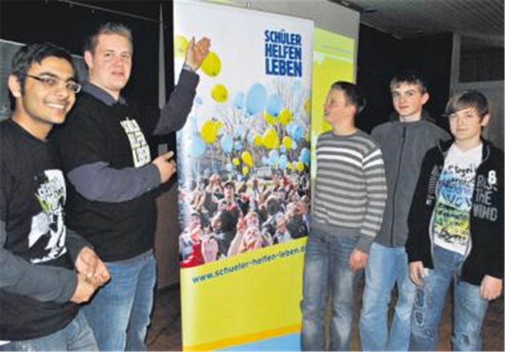 Hafeez Majoka und Daniel Duncker (v. li.) informieren die Mühlacker Gymnasiasten über das Projekt Schüler Helfen Leben. Foto: Stahlfeld